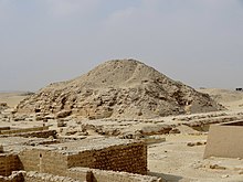 220px-Unas-Pyramide_(Sakkara)_08